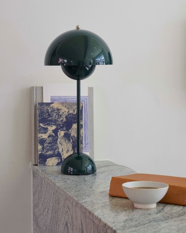 Flowerpot VP3 in Dark Green Flowerpot table lamp designed by Verner Panton, Flowerpot VP3 &Tradition