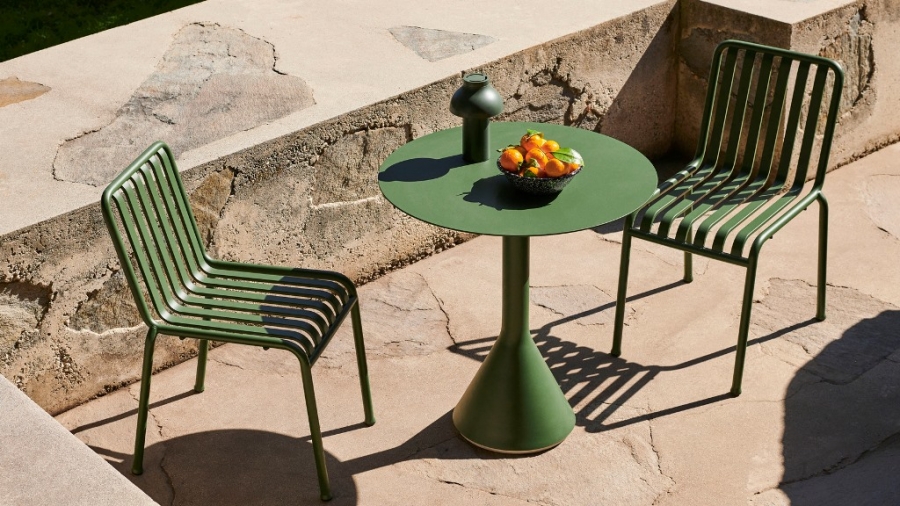 Palissade Cone table + Palissade Chairs by HAY Palissade Cone table by HAY