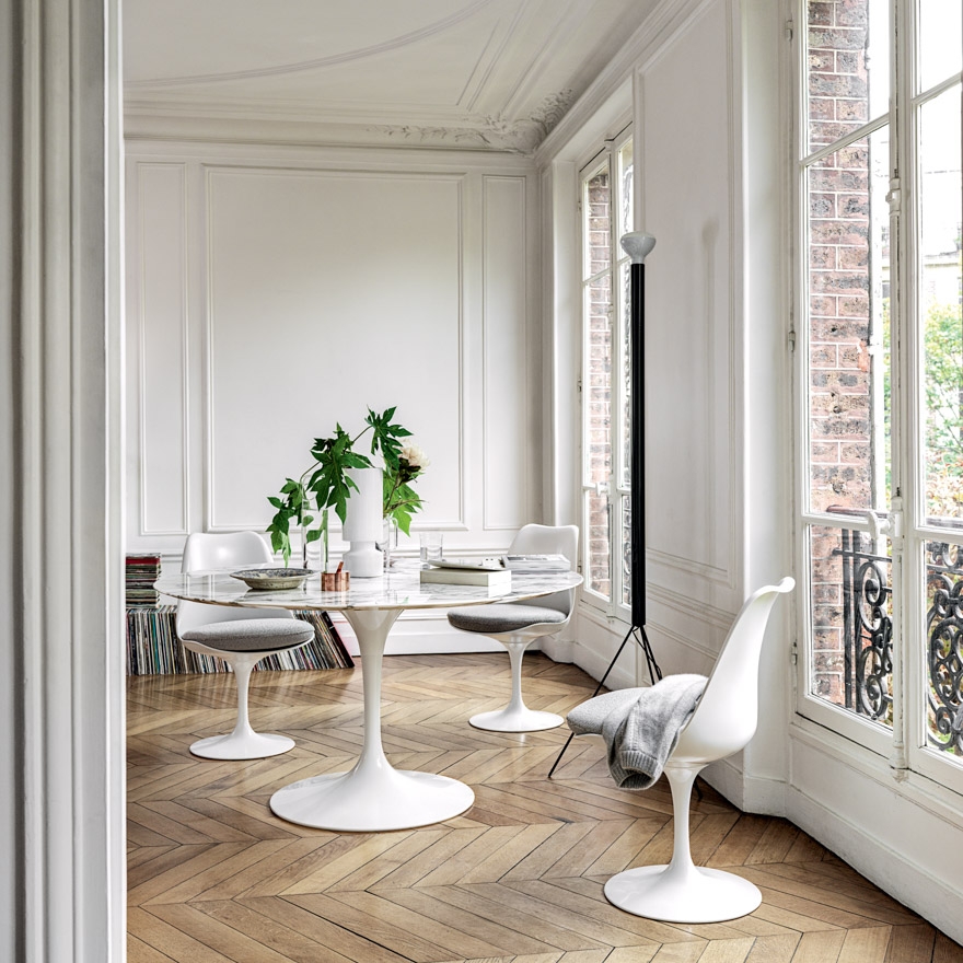 Saarinen Dining Table 47inch Round_Tulip Dining Chairs The Saarinen Table Collection, Saarinen Dining Table designed by Eero Saarinen, Knoll furniture