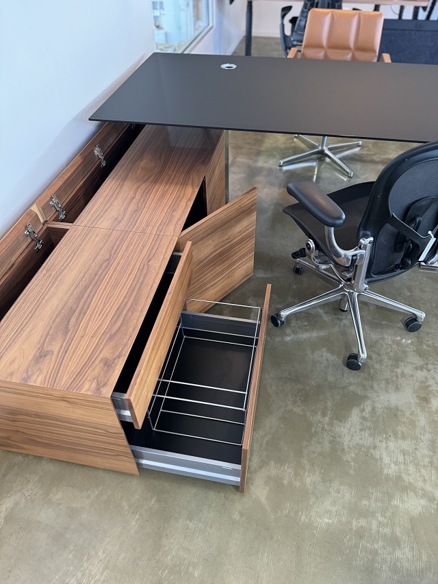 EXV details_DC showroom Walter Knoll Executive V Desk