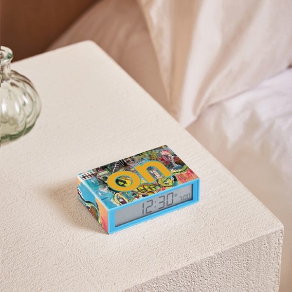 Flip plus Lexon x Jean-michel Basquiat_skull LR150BSQ-D-Flip-SKU3 Lexon Flip+ Radio-controlled reversible LCD alarm clock