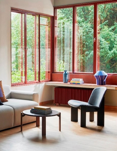 Mags Low Armrest 3 seater comb 1 Osumi 02_Ram Cushion blue_purple_Rey Coffee Table umber brow wb lacquer beech Chisel Lounge Chair designed by Andreas Bergsake for HAY, HAY Chisel Lounge Chair