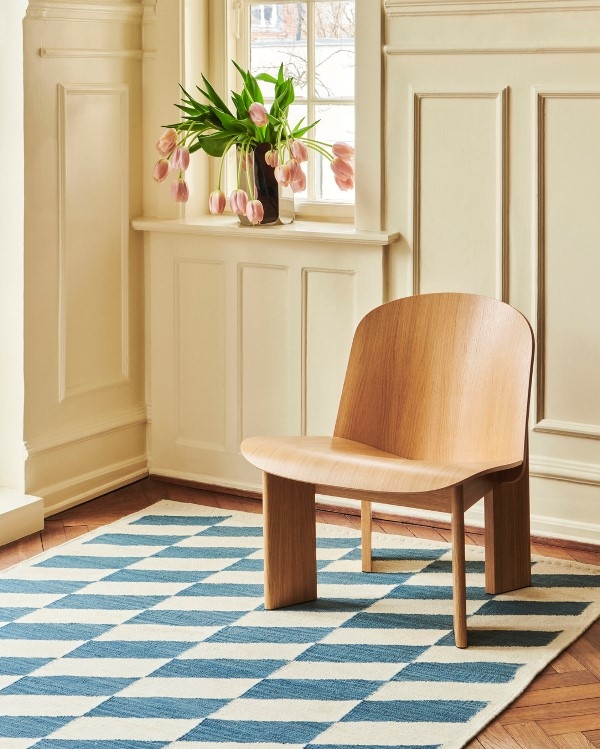 Shift Kelim Rug 140x200 blue_Arcs Vase mirror_Chisel Lounge chair wb lacquered oak Chisel Lounge Chair designed by Andreas Bergsake for HAY, HAY Chisel Lounge Chair