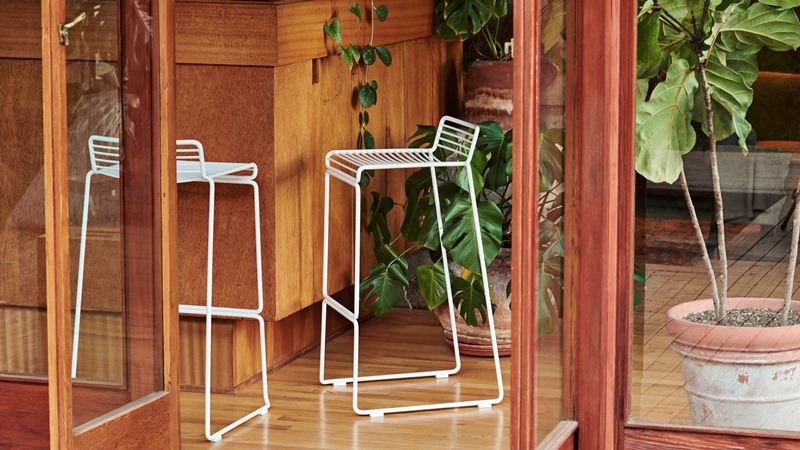 Hee Bar stools in White Hee Bar stool designed by Hee Welling for HAY, HAY outdoor bar stool, Hee collection by Hee Welling HAY