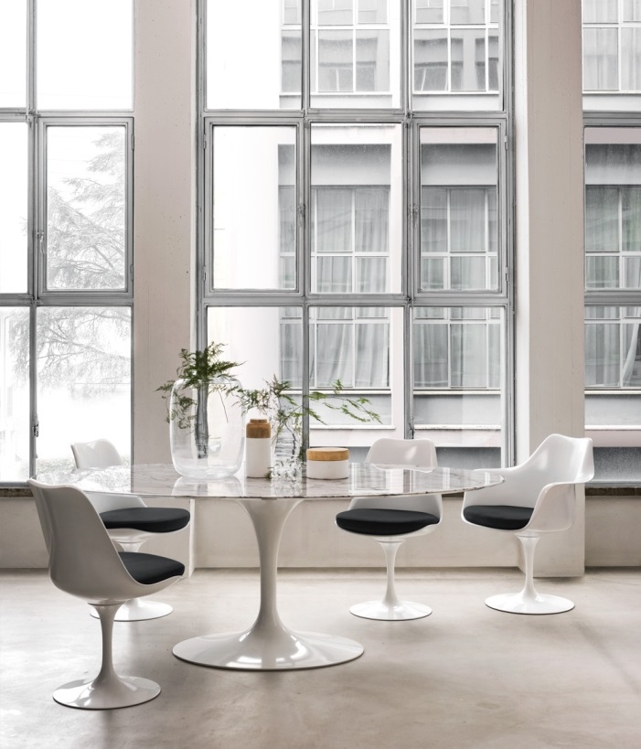 Tulip Chair designed by Eero Saarinen for Knoll, Knoll furniture 